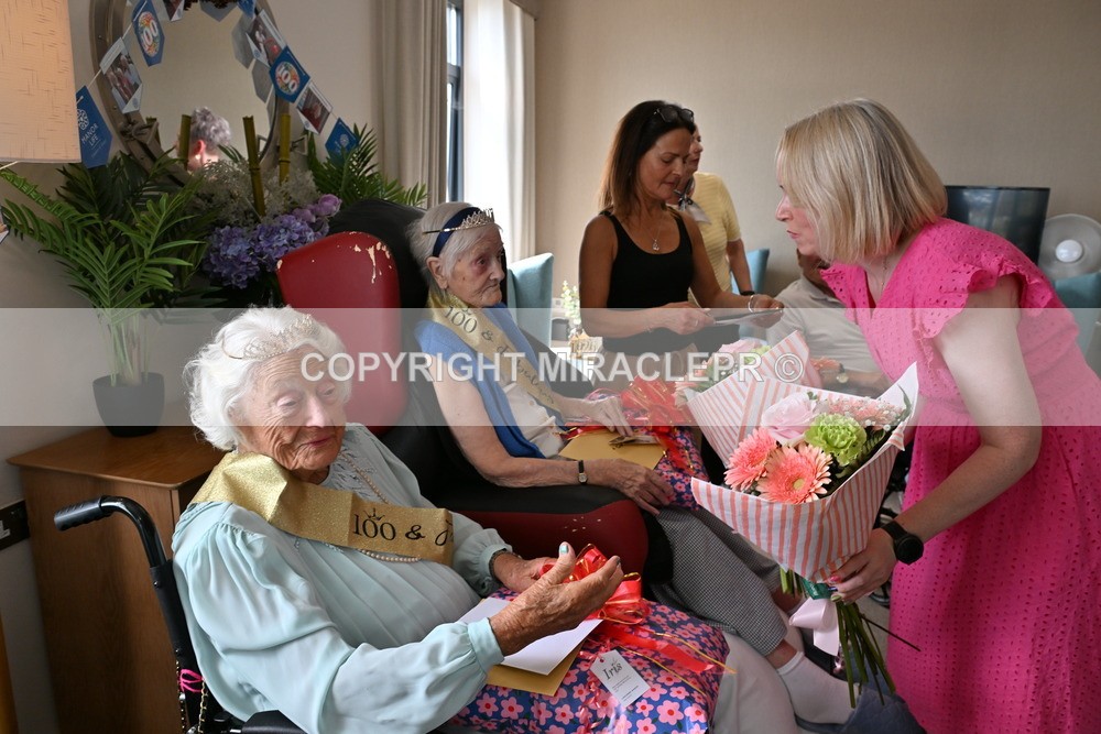 AM3_1328 - Iris and Betty.
