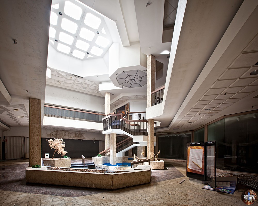 Randall Park Mall (North Randall, OH) | Futuristic Skylight - Randall Park Mall