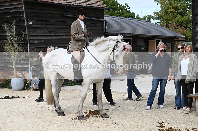 WJ6_3851 - Berks & Bucks - The Old farmhouse - Hound Exercise 20-08-25