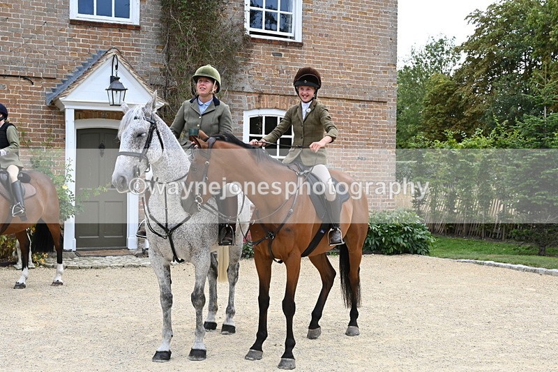 WJ6_3650 - Berks & Bucks - The Old farmhouse - Hound Exercise 20-08-25