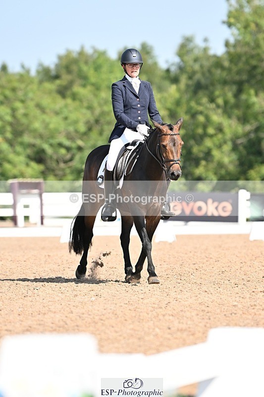 250816-110201-03280 - 090-Sarah.GoddardSaris.Fingers.Crossed