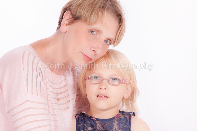 1SKJ6634 - Tina and Kayleigh.