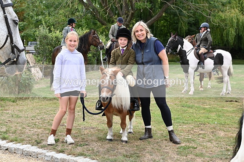 WJ6_3739 - Berks & Bucks - The Old farmhouse - Hound Exercise 20-08-25