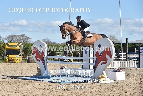 JAC_4600 - CLASS 11 SAT Andrew Hamilton Coach, RHS Foxhunter Championship Qualifier