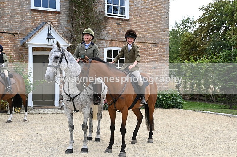WJ6_3648 - Berks & Bucks - The Old farmhouse - Hound Exercise 20-08-25