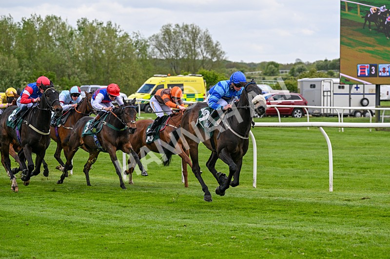 110526-Race 1-Filey Beach-0284 - Race 1 2.30pm Racing Welfare Reminiscence Day Apprentice Handicap