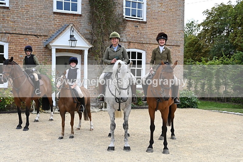 WJ6_3674 - Berks & Bucks - The Old farmhouse - Hound Exercise 20-08-25