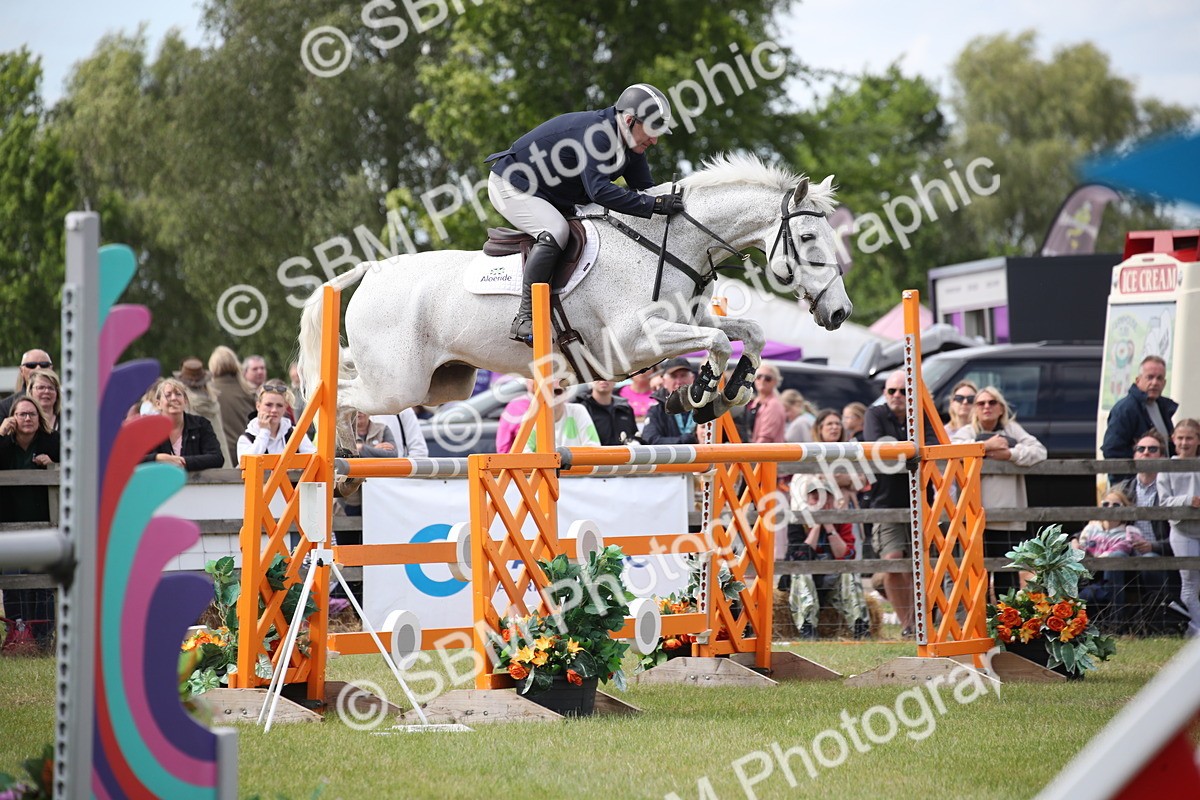 SBM_17542 - Class 208 - Senior Foxhunter 1.20m Open