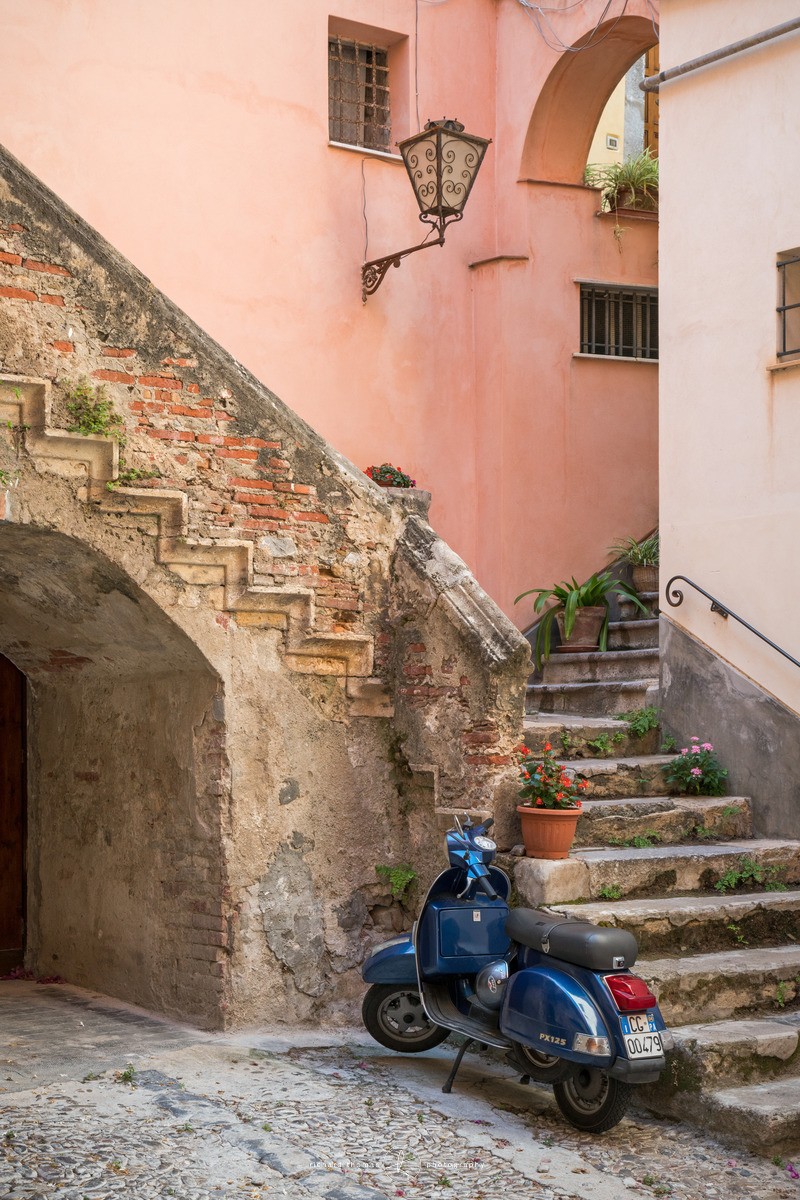 Cefalu Courtyard - Veicoli d’Italia