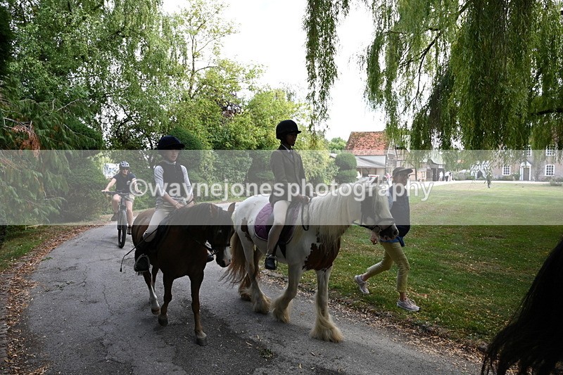 WJ6_4080 - Berks & Bucks - The Old farmhouse - Hound Exercise 20-08-25