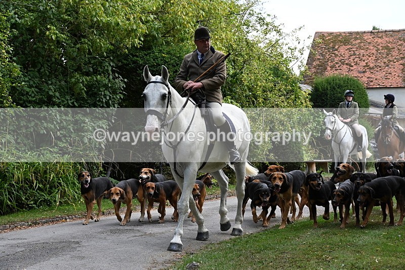 WJ6_3938 - Berks & Bucks - The Old farmhouse - Hound Exercise 20-08-25