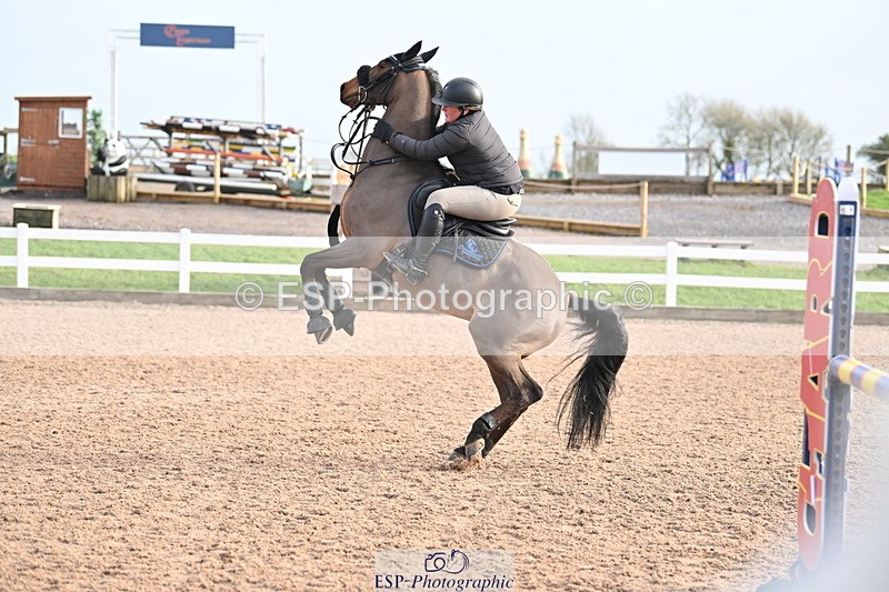 231209A-122432-01766 - Cls 12 Newcomers & 1.10m Open