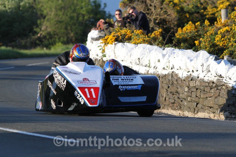 Karl Bennett / Lee Cain Kawasaki / T D racing - Monday Practice - Sidecars