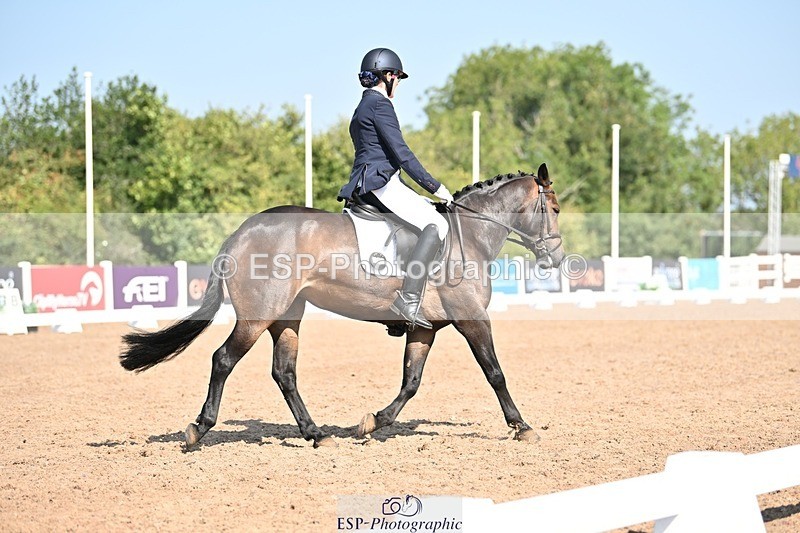 250816-110041-03272 - 090-Sarah.GoddardSaris.Fingers.Crossed