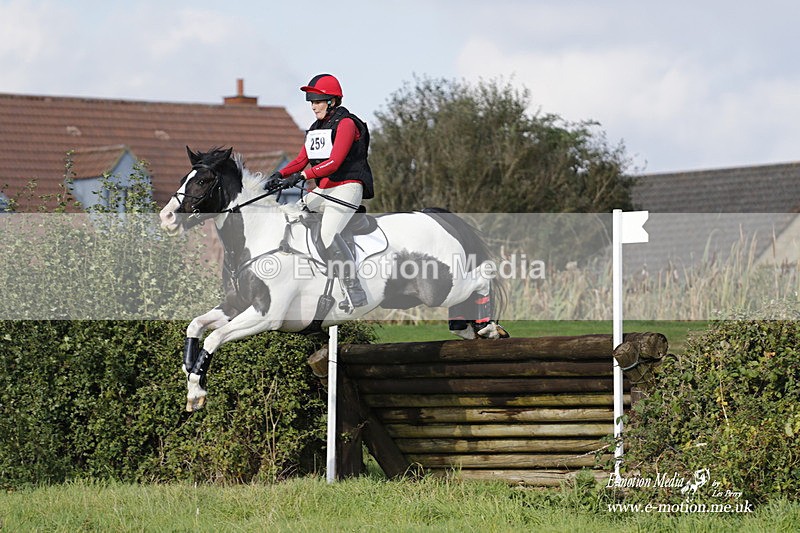  WWHT 171021 3952 - Open (1.00m)  17/10/21