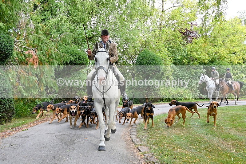 WJ6_3946 - Berks & Bucks - The Old farmhouse - Hound Exercise 20-08-25