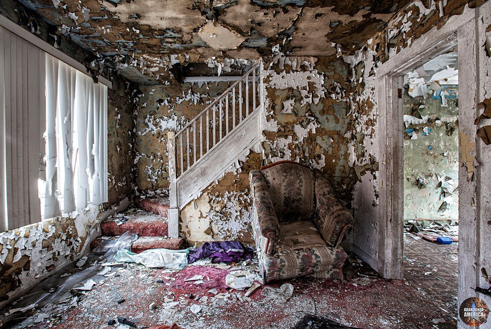Abandoned Lincoln Way house living room in Clairton