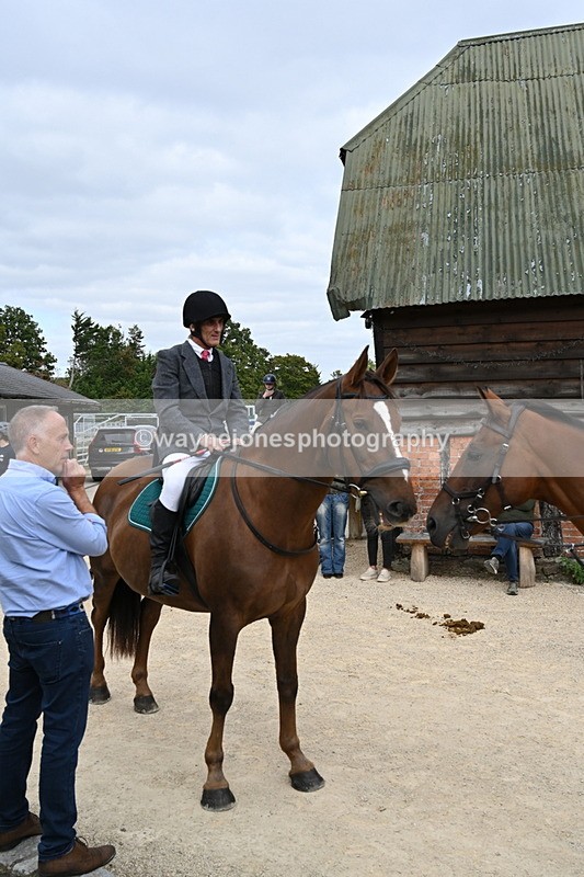 WJ6_3539 - Berks & Bucks - The Old farmhouse - Hound Exercise 20-08-25