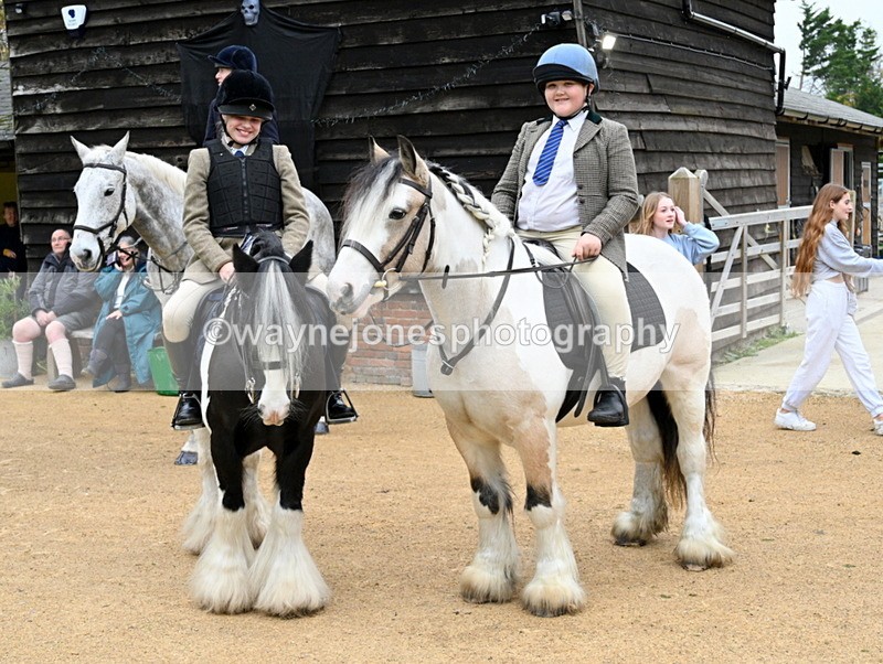 WJ7_6243 - Berks & Bucks - Children's Meet - The Old Farmhouse – Steventon.