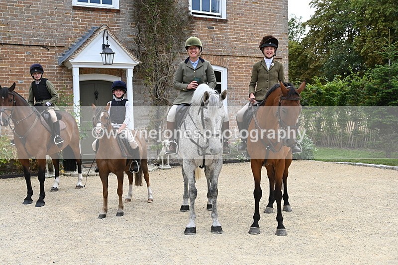 WJ6_3681 - Berks & Bucks - The Old farmhouse - Hound Exercise 20-08-25