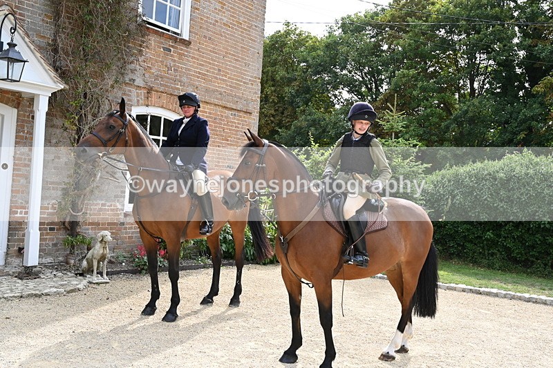 WJ6_3457 - Berks & Bucks - The Old farmhouse - Hound Exercise 20-08-25
