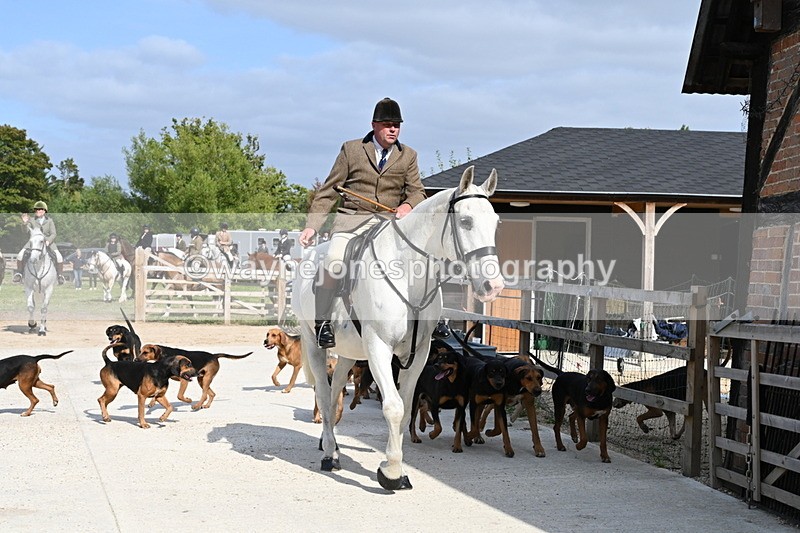 WJ6_3142 - Berks & Bucks - The Old farmhouse - Hound Exercise 20-08-25