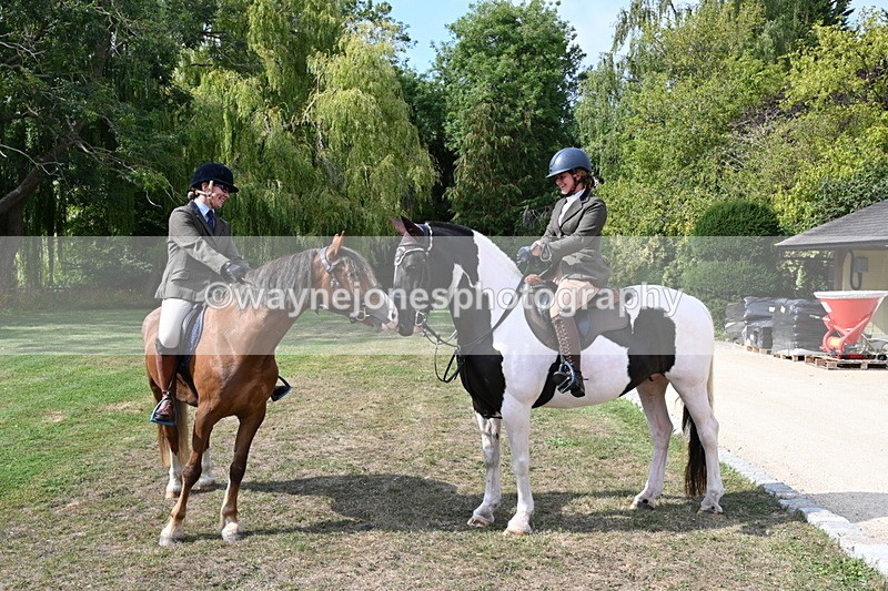 WJ6_3208 - Berks & Bucks - The Old farmhouse - Hound Exercise 20-08-25