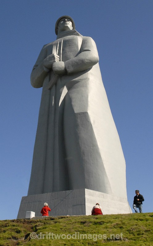 Murmansk Alyosha memorial from front with figures - Murmansk, Russia