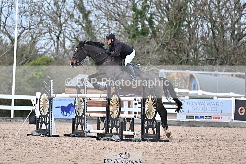 251126-140152-00664 - Cls 5 Foxhunter and 1.20m