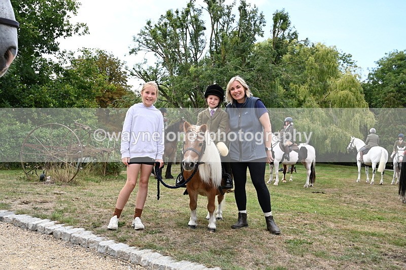WJ6_3761 - Berks & Bucks - The Old farmhouse - Hound Exercise 20-08-25