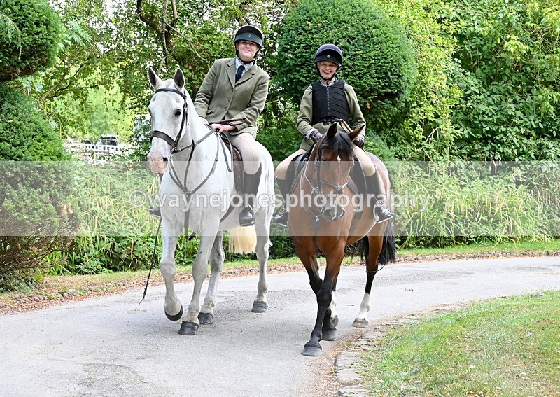 WJ6_3961-001 - Berks & Bucks - The Old farmhouse - Hound Exercise 20-08-25