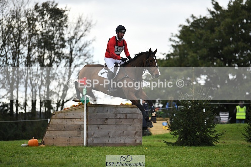 231022-134206-28720 - 321-MAN.ABOUT.TOWN.II-David.Doel-XC