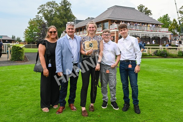 100923-Race 7-Looking For Lynda-7619 - Race 7 4.55pm Brian Taylor 50 Not Out Apprentice Handicap