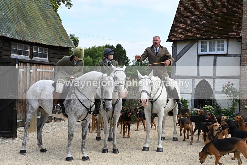 WJ6_3811 - Berks & Bucks - The Old farmhouse - Hound Exercise 20-08-25