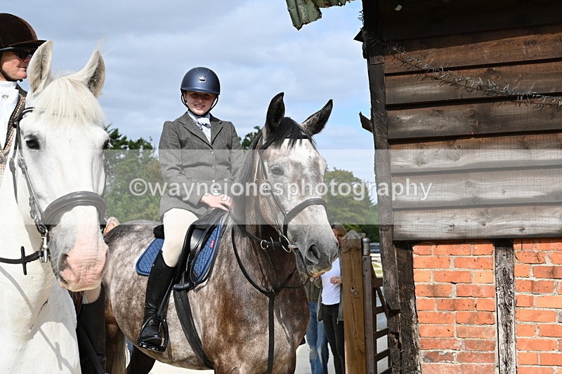 WJ6_3348 - Berks & Bucks - The Old farmhouse - Hound Exercise 20-08-25