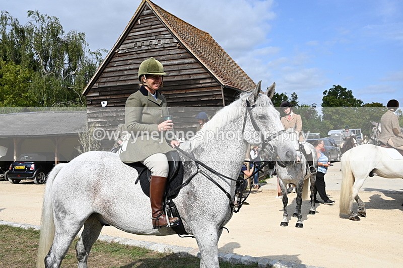 WJ6_3242 - Berks & Bucks - The Old farmhouse - Hound Exercise 20-08-25