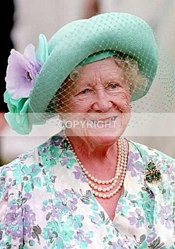 E-207 Q mum always dressed to perfection - English Royals