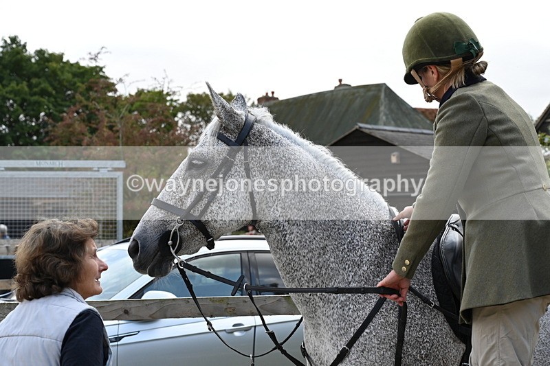 WJ6_3090 - Berks & Bucks - The Old farmhouse - Hound Exercise 20-08-25