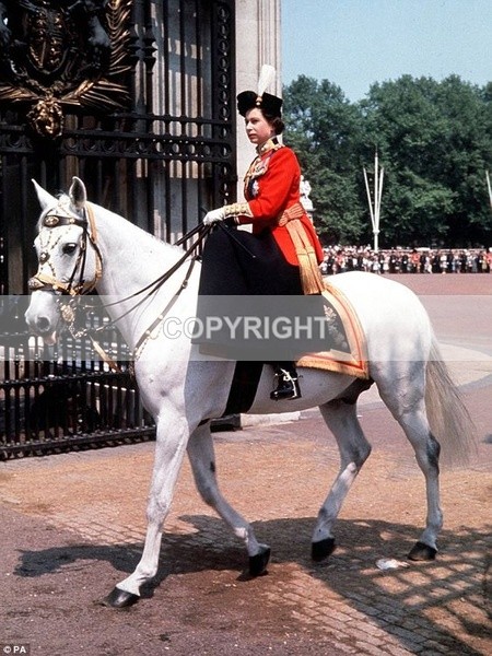 (E-140)  Trooping the Color - English Royals