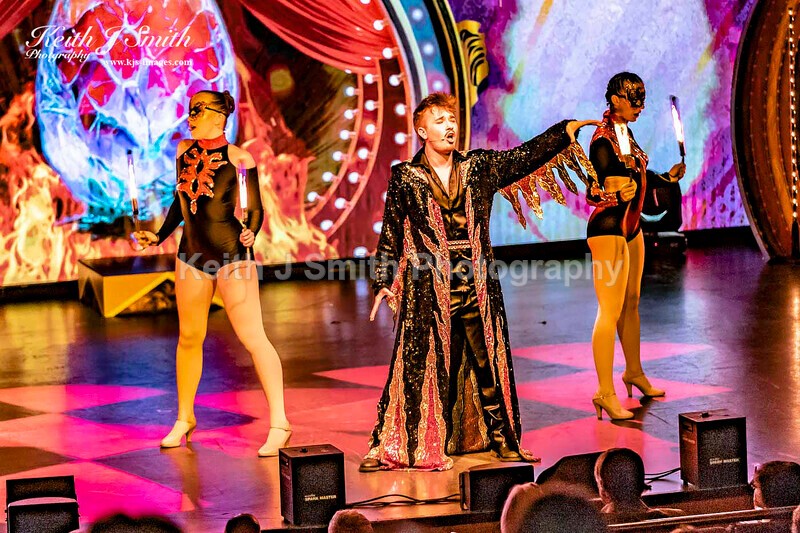 7KJS1289 - Ambition show team