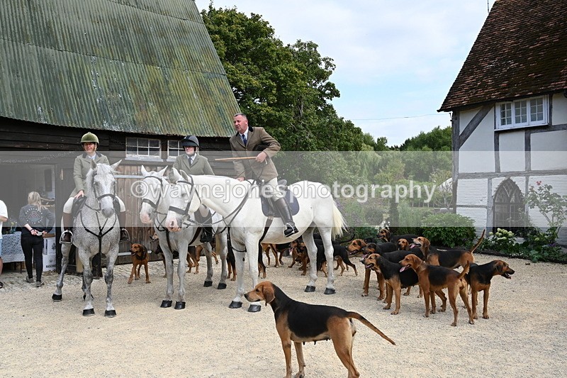 WJ6_3821 - Berks & Bucks - The Old farmhouse - Hound Exercise 20-08-25