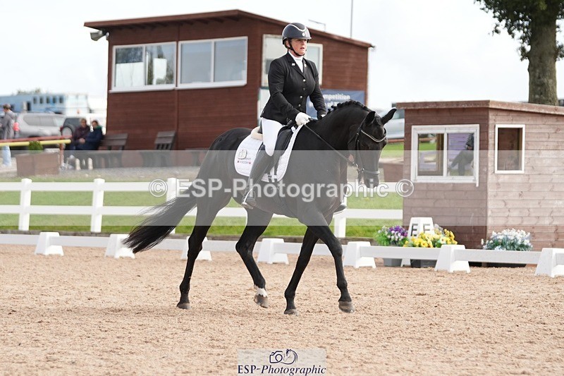 250906-101922-01470 - 003-Helen.JamesDecadent