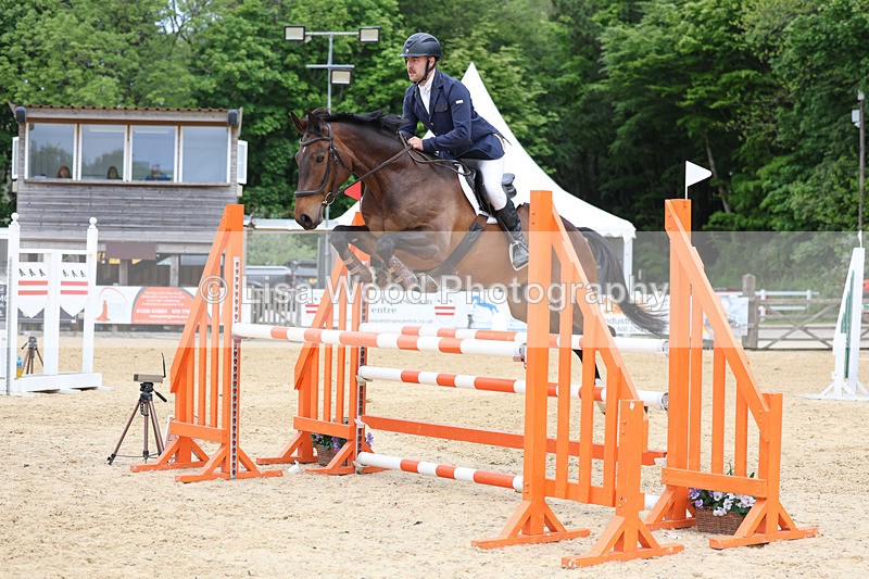 3E7A9445 - Class 8: Senior Newcomers/1.10m open