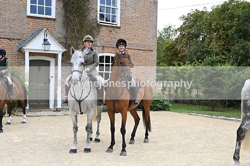 WJ6_3626 - Berks & Bucks - The Old farmhouse - Hound Exercise 20-08-25