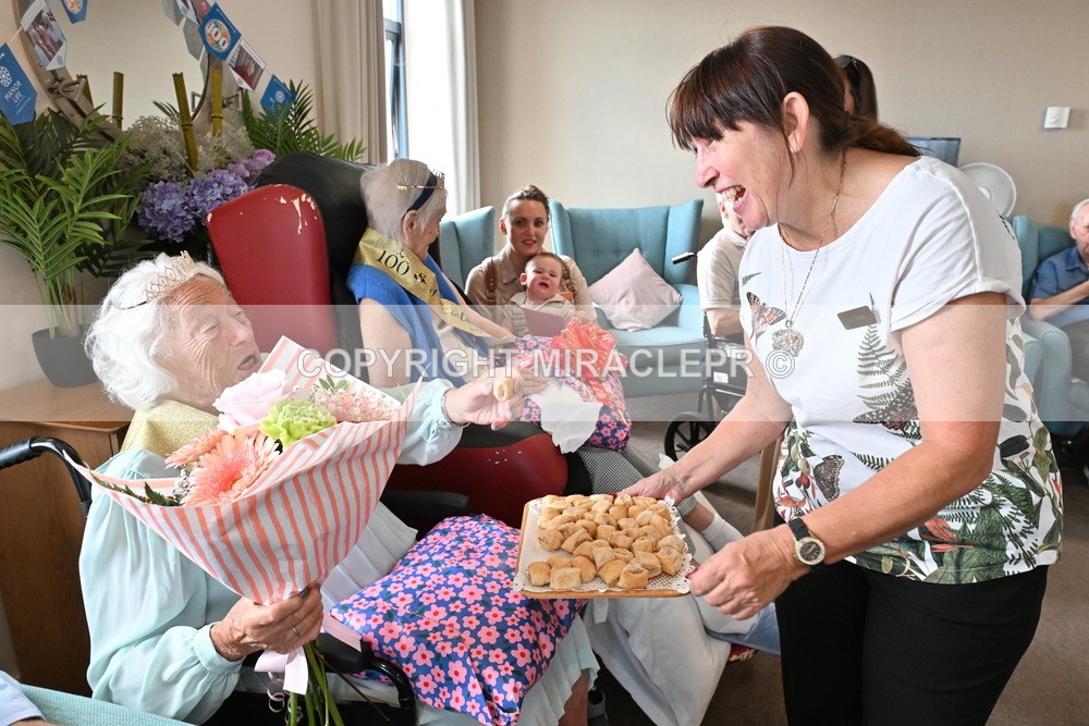 AM3_1467 - Iris and Betty.