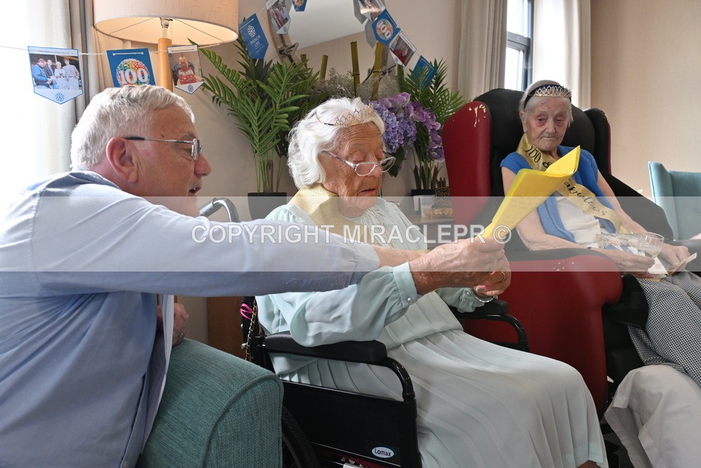 AM3_1098 - Iris and Betty.