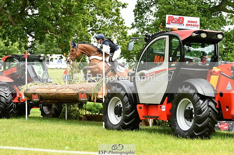 250525A-142611-16944 - D-468-Laura.Collett-LONDON.52