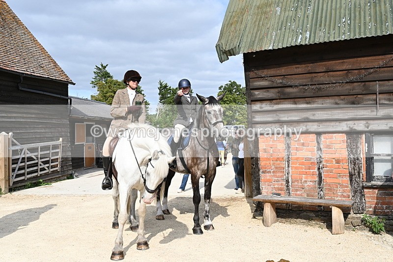 WJ6_3327 - Berks & Bucks - The Old farmhouse - Hound Exercise 20-08-25