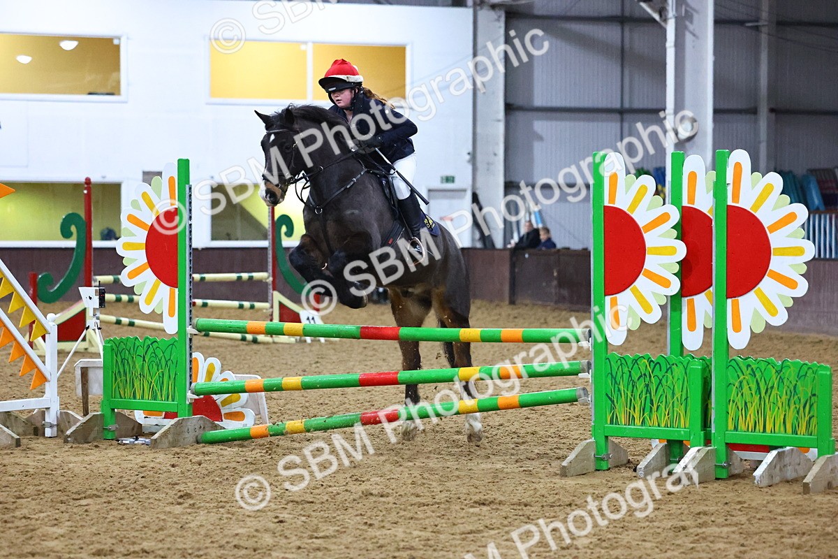 SBM_002645 - Class 6 - Holly & Ivy Stakes - 90cm