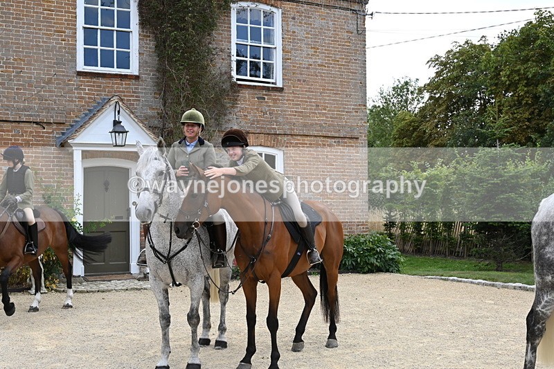 WJ6_3636 - Berks & Bucks - The Old farmhouse - Hound Exercise 20-08-25